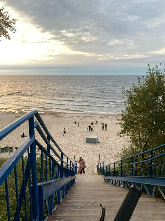 Strome zejście na plażę w Rewalu