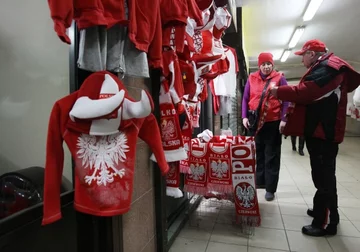 Przed meczem trzeba się zaopatrzyć w odpowiednio patriotyczne rekwizyty (fot. PAP/Paweł Supernak)