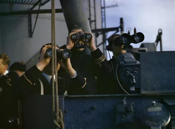 Oficerowie brytyjskiej marynarki wojennej obserwujący inwazję u wybrzeży Afryki (listopad 1942) W trakcie II wojny światowej zestrzelił 28 wrogich samolotów
