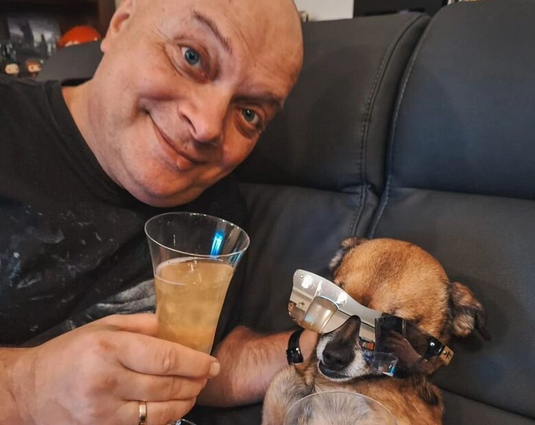 Miniatura: Krzysztof Skiba pije ze swoim psem...