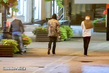 Zrywali i wręczali sobie kwiaty. Będą się tłumaczyć przed sądem 