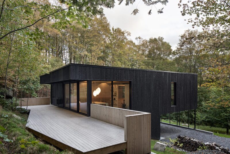 Drewniany dom ukryty w lesie, projekt Atelier Général