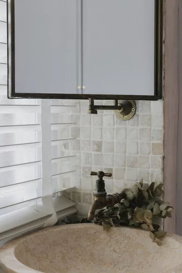 Śródziemnomorski klimat w pochmurnym Londynie, projekt Red Deer downloadfor.press, red deer