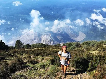 Dymiący wulkan Agung 