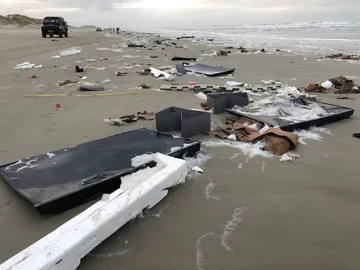 Kontenery wpadły do morza. Ludzie na wyspach znajdują "skarby" 