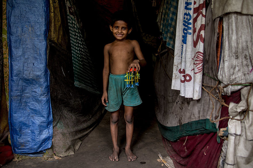 Indie. 31 dolarów miesięcznie na osobę dorosłą. Plastikowa zabawka 