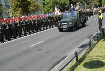 Prezydent Andrzej Duda w towrzystwie generała Mieczysława Gocuła dokonuje przeglądu pododziałów (fot.Marcin Lis)