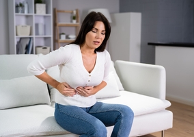 Ból pod&nbsp;prawym żebrem –&nbsp;najczęstsze przyczyny, objawy...