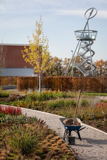 Naturalistyczny ogród Pieta Oudolfa na Vitra Campus w Weil am Rhein – przykład harmonii między dzikością a precyzyjnym projektowaniem 