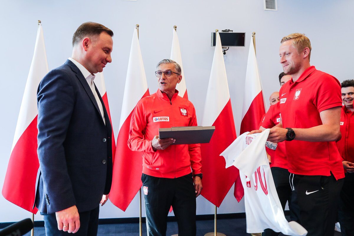 Prezydent Andrzej Duda w Juracie na spotkaniu ze sztabem i pilkarzami reprezentacji Polski 