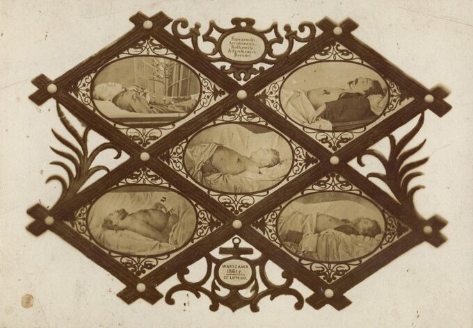 Tableau autorstwa Karola Bayera przedstawiające zdjęcia tzw. „pięciu poległych”, którzy zginęli w manifestacji z 27 lutego 1861 roku. Ich pogrzeb stał się wielką manifestacją przeciw rosyjskim władzom