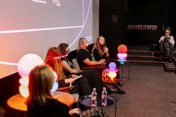Projekcja filmu &bdquo;Jeff Koons &ndash; portret intymny&rdquo; w&nbsp;warszawskiej Kinoteka podczas spotkania z&nbsp;cyklu Kino i&nbsp;Architektura, wzbogaconego o&nbsp;dyskusję ekspercką oraz&nbsp;prezentację świetlnych rzeźb Michała Korchowca