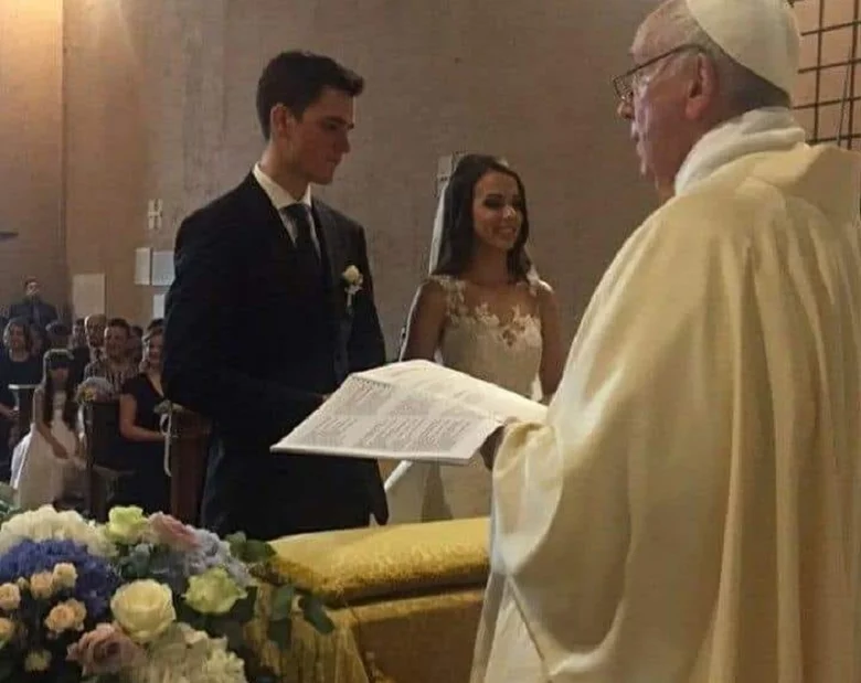 Miniatura: Papież Franciszek zaskoczył młodą parę....