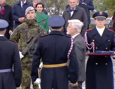 Miniatura: Prezydent Czech uderzył w głowę żołnierza....