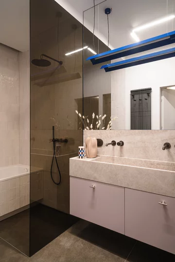 Ponad 80-metrowa przestrzeń, zaprojektowana przez zespół architektek z pracowni FUGA Architektura Wnętrz to pełne doskonałego designu, miękkich tkanin i światła antidotum na zgiełk codzienności 