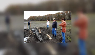 Znalazca porównuje swoje odkrycie z czółnem znalezionym w pobliskim jeziorze Munson 