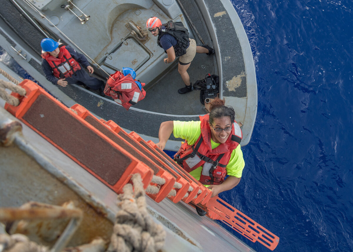 US Navy ocaliło załogę dryfującej łodzi 