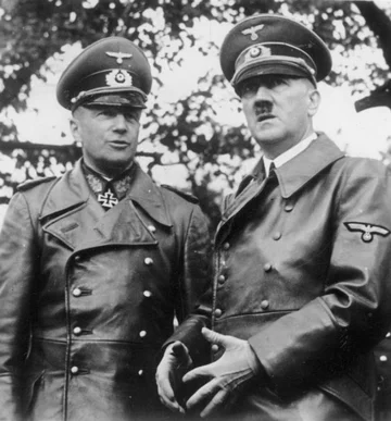 Adolf Hitler i Walther von Brauchitsch w skórzanych płaszczach na paradzie w Warszawie „Po raz kolejny nadszedł dzień, kiedy dzięki śmiałej decyzji Führera zerwano jeden z najtrudniejszych i najbardziej uciążliwych kajdan Wersalu, a Niemcy odzyskały swoją wolność.” – głosi propagandowy podpis pod zdjęciem