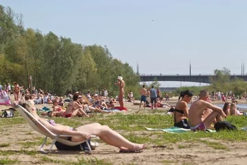 Na plaży fajnie jest! (fot. PAP/Rafał Guz)