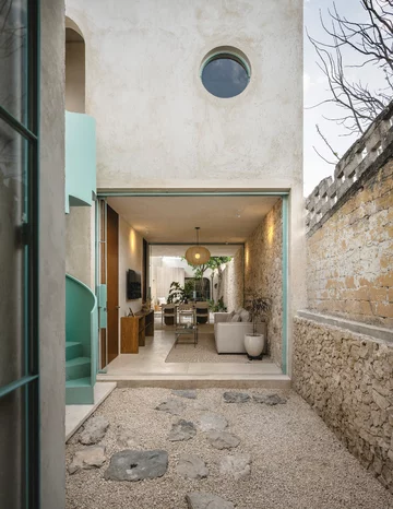 Dom, który odzyskał życie. Vistalcielo to wzorcowa rewitalizacja dawnego domu w sercu Méridy, projekt:  Veinte Diezz Arquitectos 