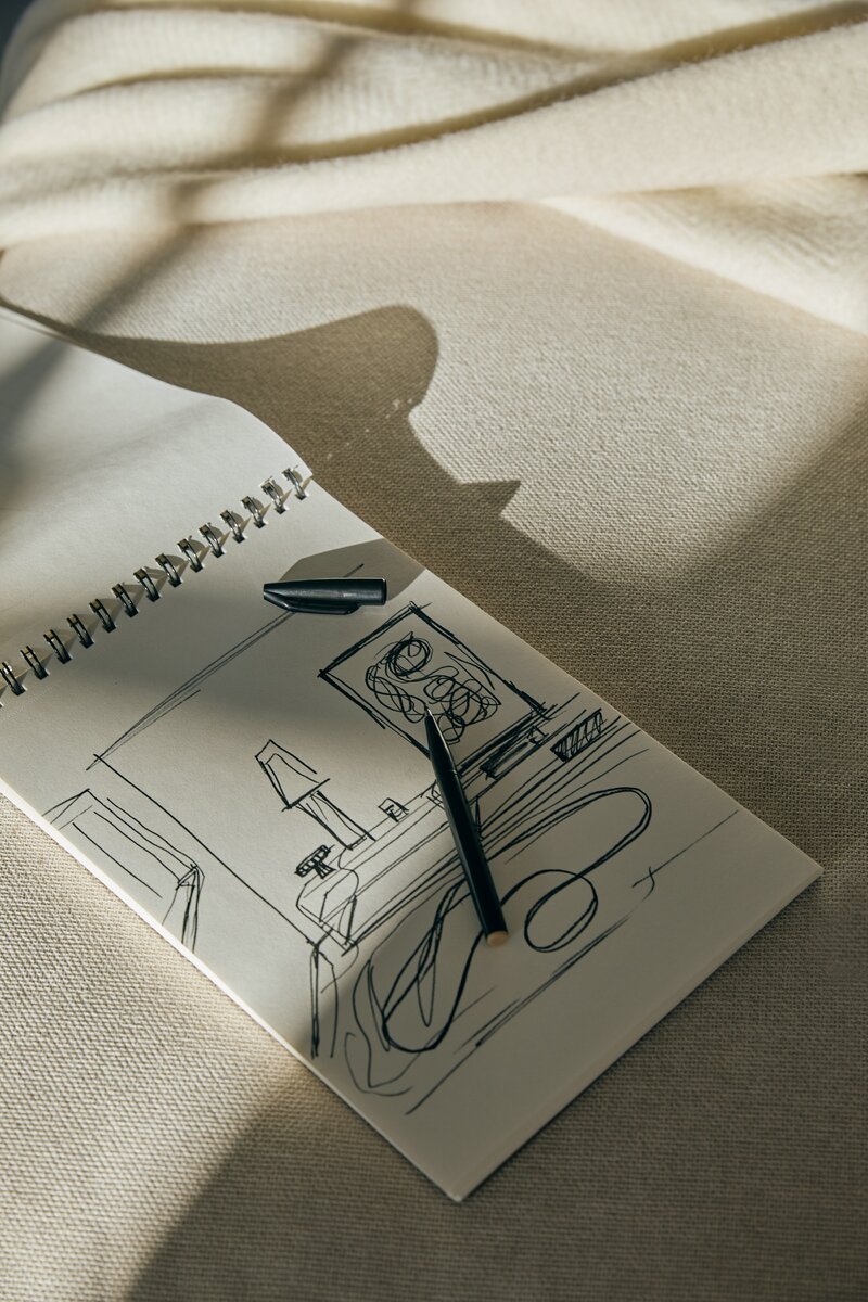 Artystyczna kreska, organiczne formy i&nbsp;świadoma niedoskonałość &ndash; trend Living Sketches zamienia wnętrze w&nbsp;przestrzeń inspirowaną procesem tw&oacute;rczym, gdzie detal i&nbsp;linia grają gł&oacute;wną rolę