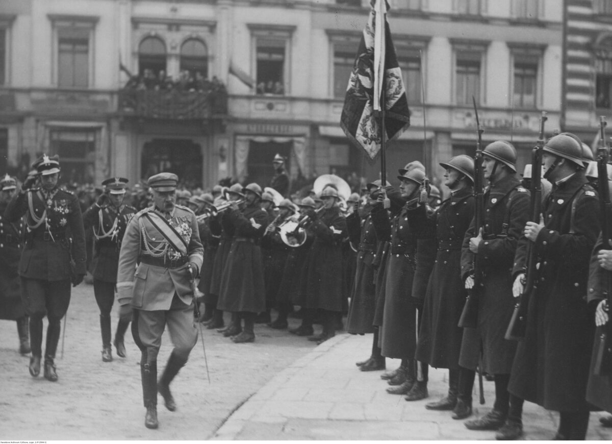 Józef Piłsudski w towarzystwie m.in. ppłk. Józefa Becka dokonuje przeglądu oddziałów Szkoły Podchorążych Obchody Święta Niepodległości w 1927 roku