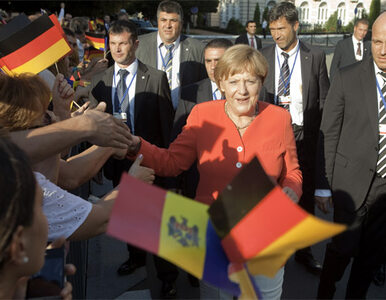 Miniatura: Angela Merkel przeciera niemieckim...
