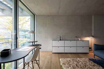 Dom z&nbsp;atrium w&nbsp;K&uuml;snacht pod&nbsp;Zurychem &ndash; projekt wnętrz NOA dla&nbsp;młodej rodziny