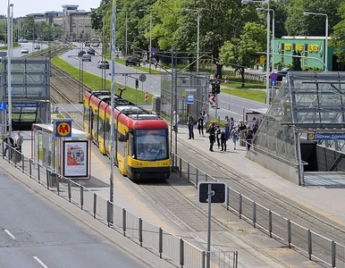 Miniatura: Ostrzelano tramwaj i autobus w Warszawie....