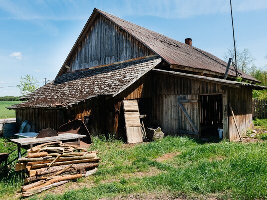 Miniatura: „Nasz nowy dom”. Obora zmieniła się w dom....