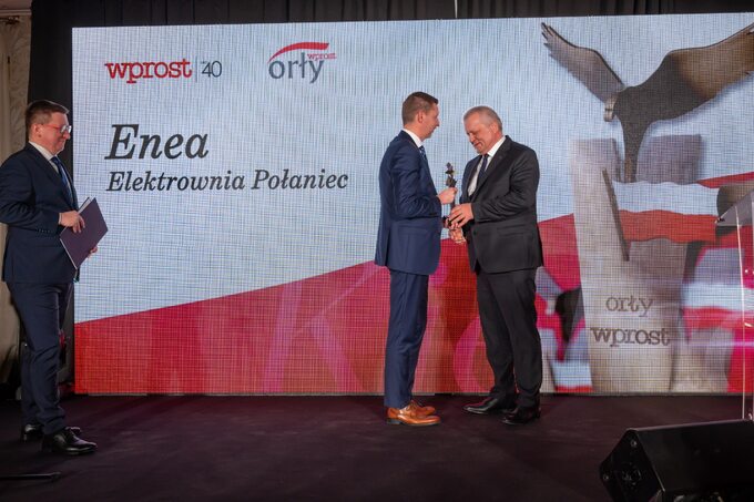 Krzysztof Pawełek, wiceprezes Zarządu ds. Technicznych Enea Elektrownia Połaniec odbiera nagrodę na gali Orłów Wprost