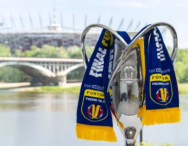 Miniatura: Kibice kontra policja przed PGE Narodowym....