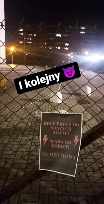 Plakat na ogrodzeniu kościoła 