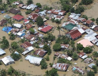 Miniatura: Filipiny walczą z powodzią. Pracownicy...