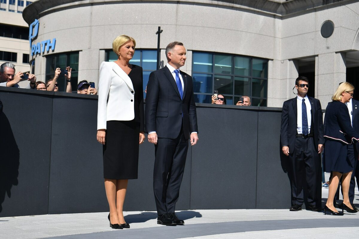 Prezydent RP Andrzej Duda i pierwsza dama RP Agata Kornhauser-Duda przed pomnikiem Katyńskim w Jersey City 