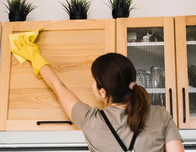 Miniatura: Nasącz tym miękką szmatkę i przetrzyj....