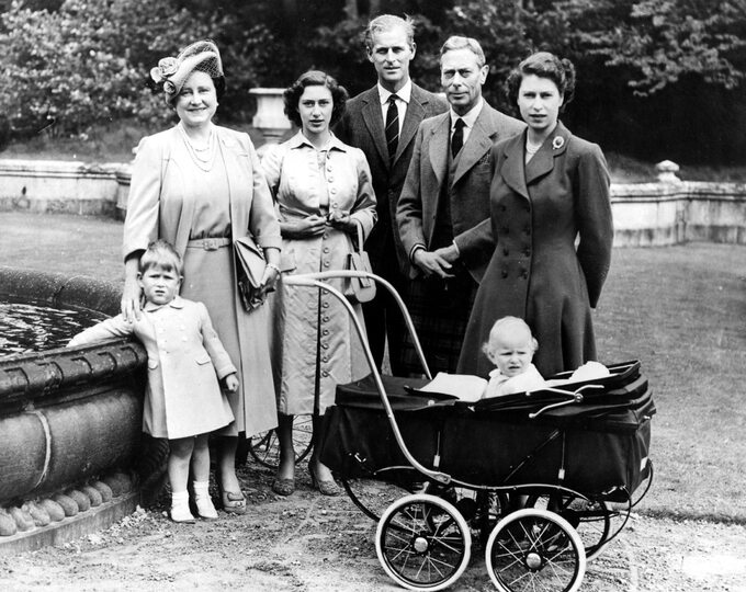 Członkowie rodziny królewskiej, 1951 rok: Książę Karol, Królowa Elżbieta (Królowa Matka), księżniczka Małgorzata, Książę Edynburga (Książe Filip), Król Jerzy VI, księżniczka Elżbieta (później Królowa Elżbieta II), księżniczka Anna (w wózku)