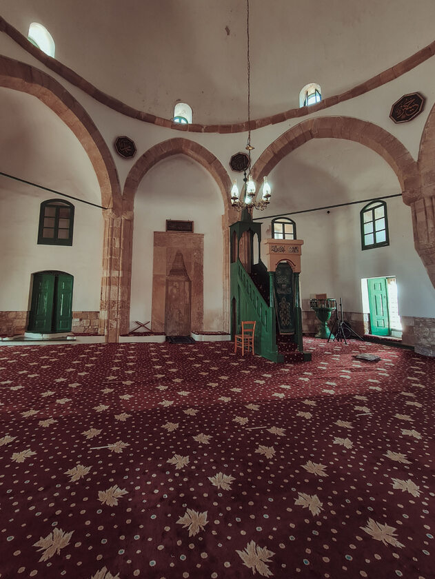 Wnętrze Meczetu Hala Sultan Tekke 