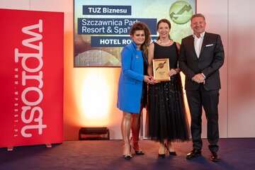 Właściciele hotelu  Szczawnica Resort&Spa oraz&nbsp;wręczająca nagrodę Marlena Wronkowska, dyrektor projekt&oacute;w biznesowych PMPG Polskie Media SA (z lewej)