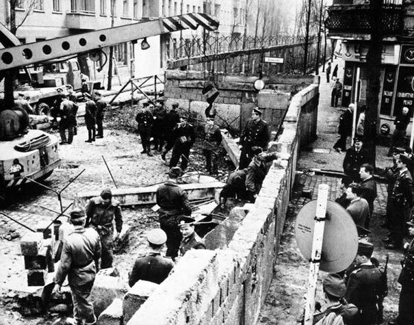 Budowa muru berlińskiego, 1961 (fot. boredpanda.com)