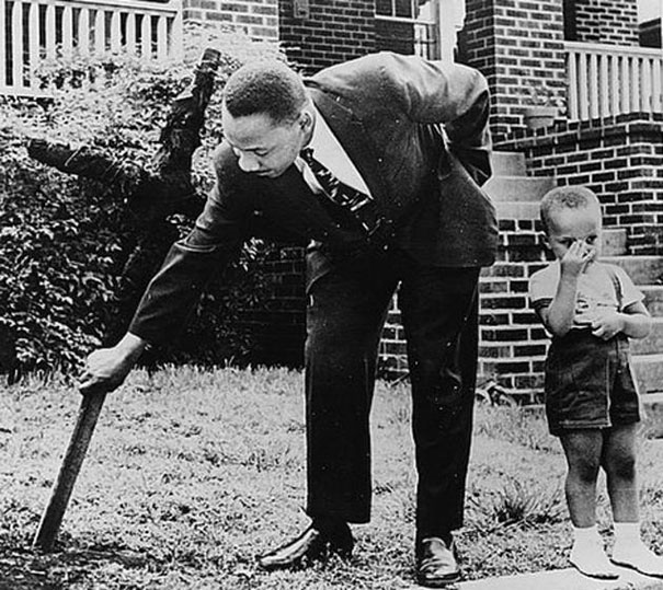 Martin Luther King z synem. Usuwa spalony krzyż ze swojego podwórka, 1960 (fot. boredpanda.com)