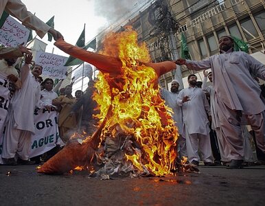 Miniatura: Pakistańczycy oburzeni atakiem samolotów NATO