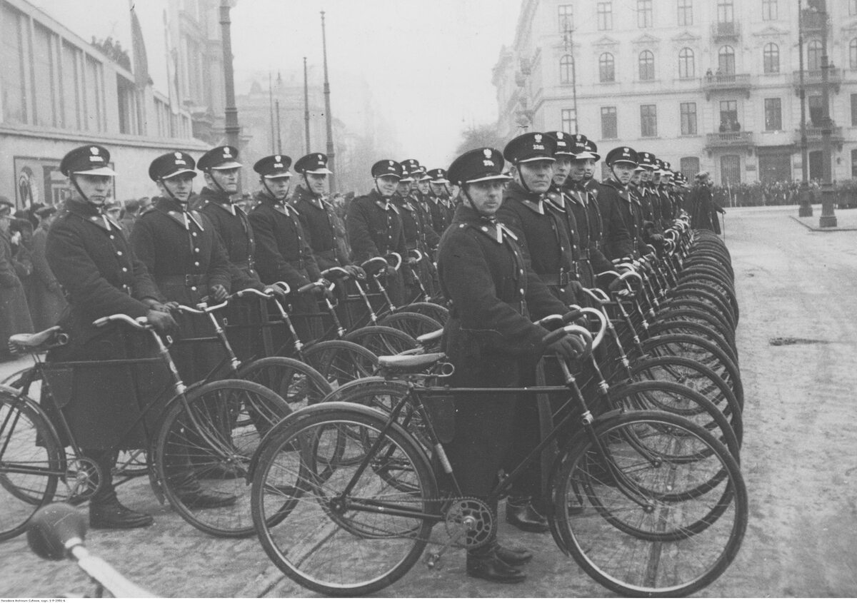 Oddział policji rowerowej w czasie obchodów Święta Niepodległości w Warszawie Obchody Święta Niepodległości w 1932 roku