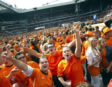 Miniatura: Holenderscy kibice w koszulkach "Uwolnić...