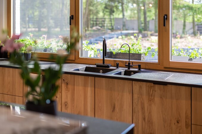 Kuchnia, w której gotowanie to czysta przyjemność – z widokiem na zieleń i świeżym powietrzem