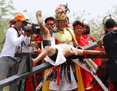 Miniatura: Wielki Piątek na Filipinach. Oddają cześć...