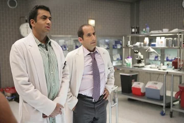 Kal Penn jako dr Lawrence Kutner 