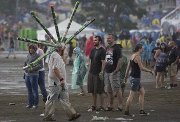 Na Przystanku Woodstock często można spotkać ludzi w oryginalnych strojach, fot. PAP/Lech Muszyński