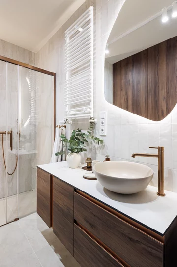 Ciepła kolorystyka, zabudowy na wymiar i inspiracje stylem mid-century modern tworzą wnętrze, które łączy ponadczasową estetykę z codzienną funkcjonalnością 