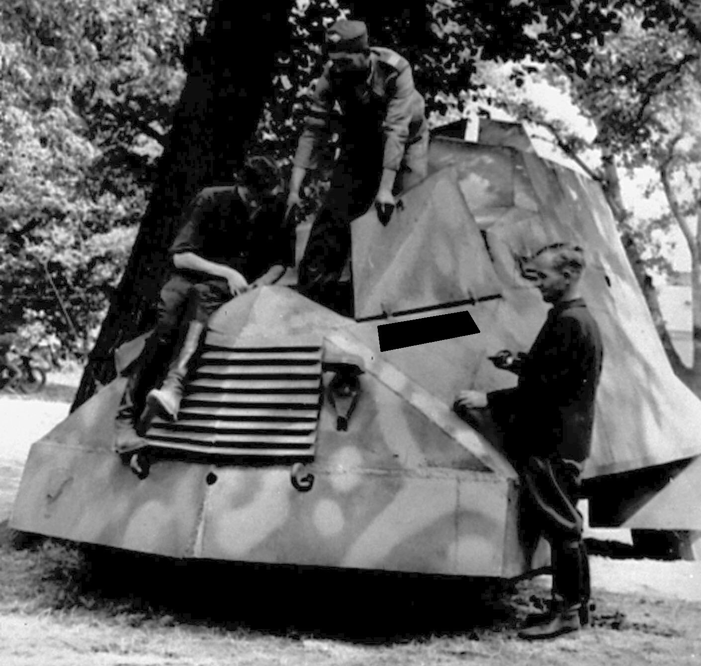 W czasie walk powstańcy wykorzystali zbudowany przez siebie transporter opancerzony. Jak nazwali swój pojazd?